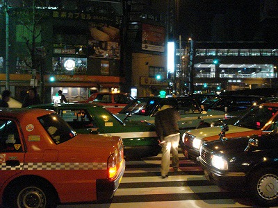 080307_新橋交差点のタクシー