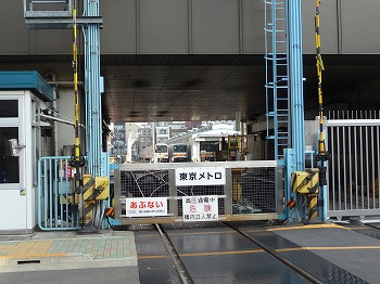 101220_上野検車区・踏切